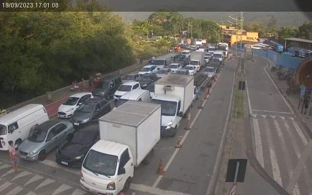 Nós vamos invadir sua praia altas temperaturas e sol filas para