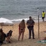 PM fiscaliza e orienta banhistas em praia chique de Ilhabela sobre uso de caixas de som na areia