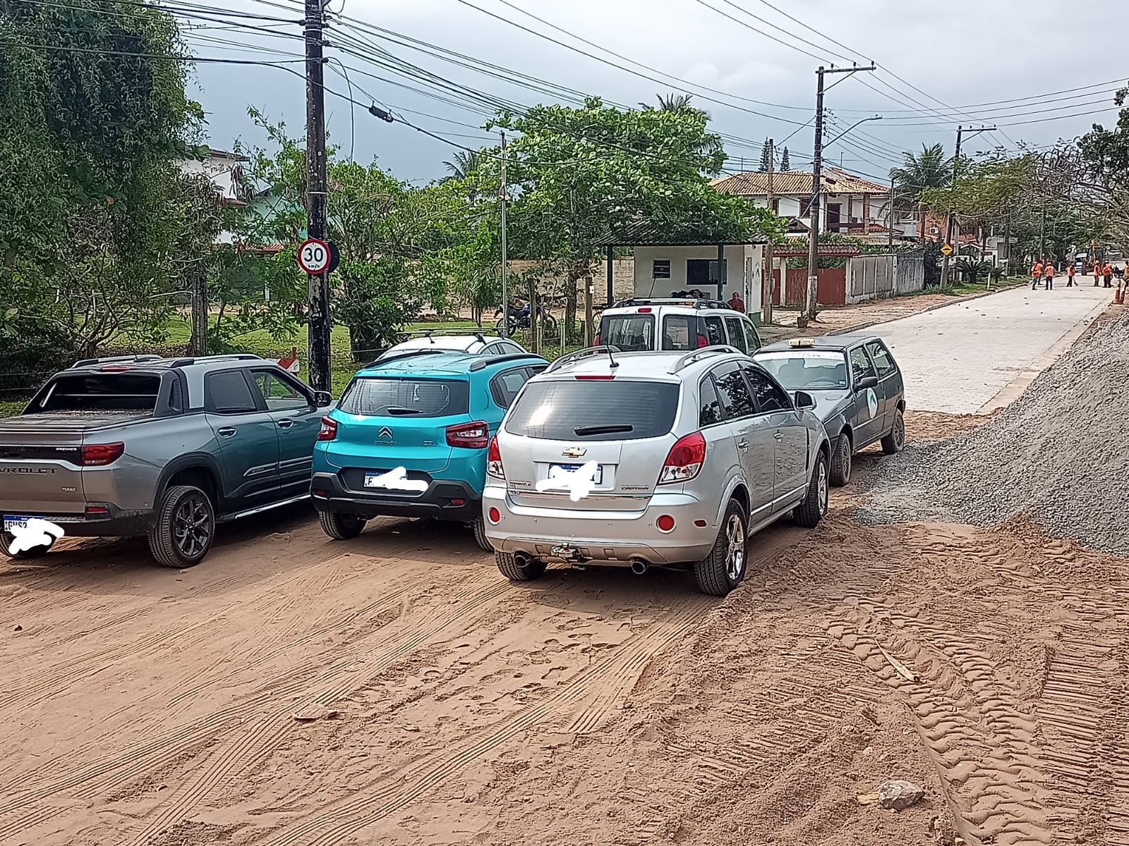 Moradores paralisam obra de pavimentação em rua de bairro turístico de Caraguatatuba