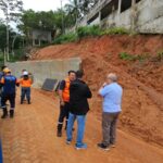 Prefeitura de Ilhabela interdita imóveis e trecho de via no Itaguassú após deslizamento de terra