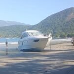 VÍDEO: Ondas fortes arrastam embarcação e provocam encalhe na Praia do Lázaro, em Ubatuba