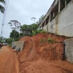 Deslizamento após chuvas fortes interdita obra e imóveis em Ilhabela
