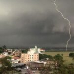 Previsão de chuvas intensas e risco de enxurradas podem afetar a RMVale nesta segunda (15)