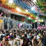 Ilhabela alerta para proibição de bebidas em recipientes de vidro e spray de espuma durante o CarnaIlha 2026