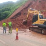 Chuvas causam deslizamento e deixam Rio-Santos em sistema Pare e Siga na Costa Sul de São Sebastião