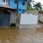 Rompimento de muro após chuva leva à interdição de casas em Ubatuba