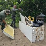 Fiscais ambientais da Prefeitura de Caraguatatuba apreendem objetos de ambulantes irregulares na Lagoa Azul