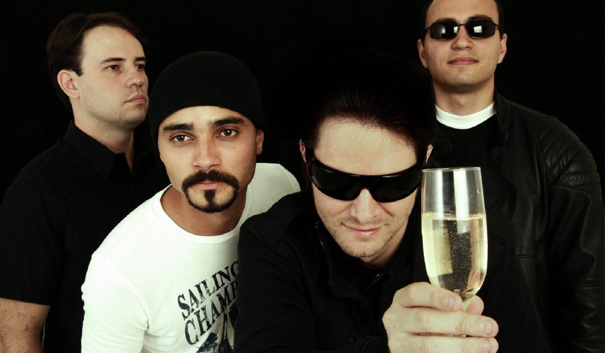 20- U2 Cover Brasil Taca sem logo_Carmélla Mezzani