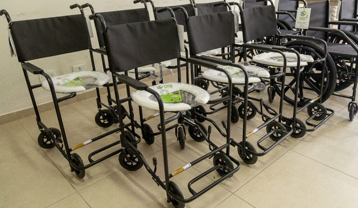 3 Cadeiras de rodas e de banho são adquiridas por meio da Campanha Lacre e Amor
