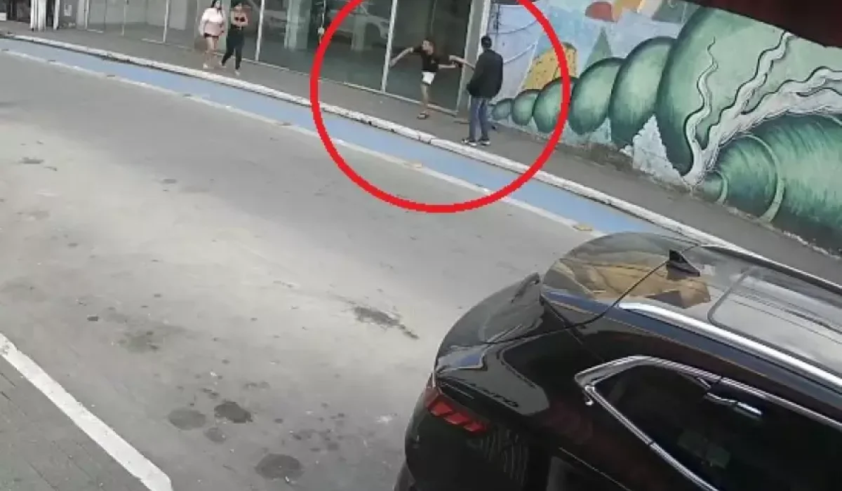 Rapaz quebra vidraça do comércio