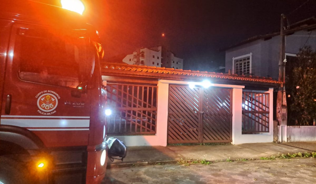 Ação rápida evita que incêndio se espalhe em casa no Martim de Sá