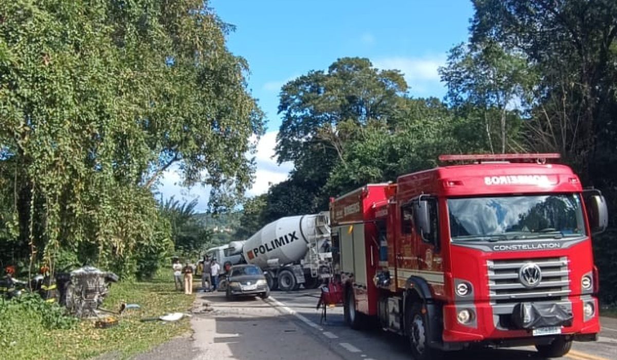 Acidente entre carro e caminhão deixa uma vítima fatal em Caraguatatuba1