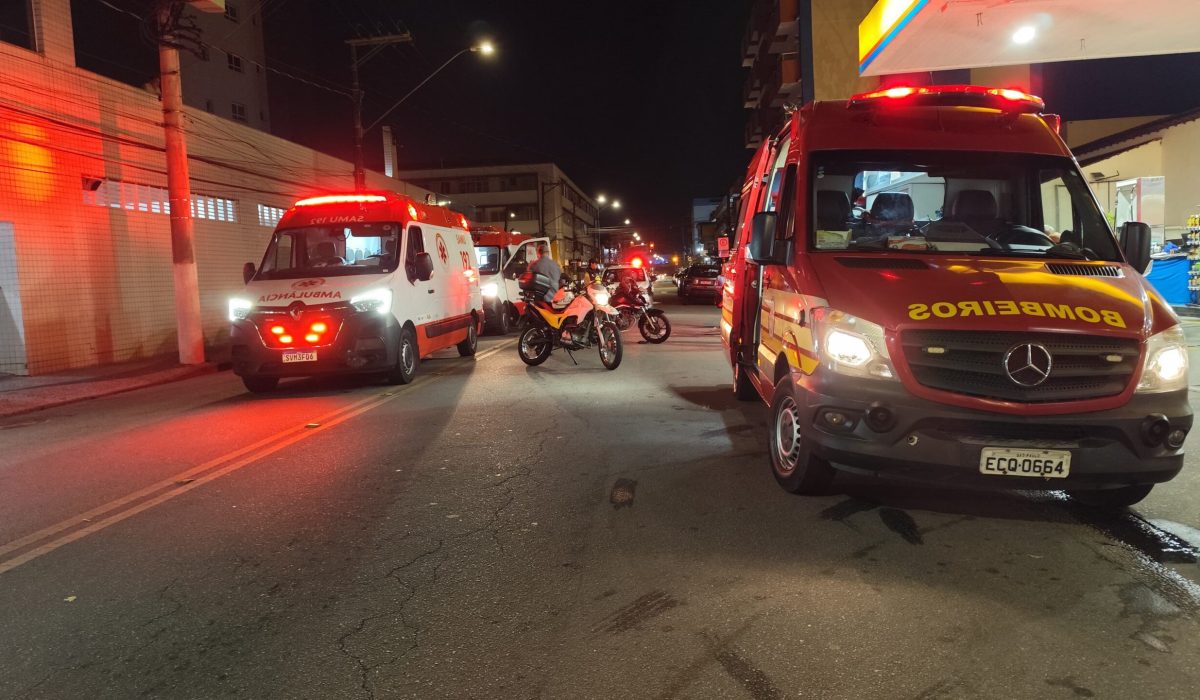 Acidente entre motos deixa dois feridos no Centro de Caraguatatuba1