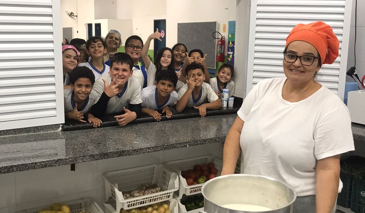Alunos da Escola Eurípedes aprendem ciência de forma prática com experimento de iogurte (4)