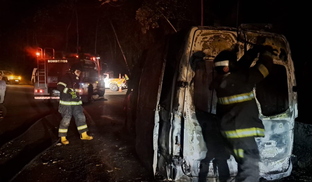 Ambulância da Prefeitura de Ubatuba pega fogo na Rodovia Oswaldo Cruz1