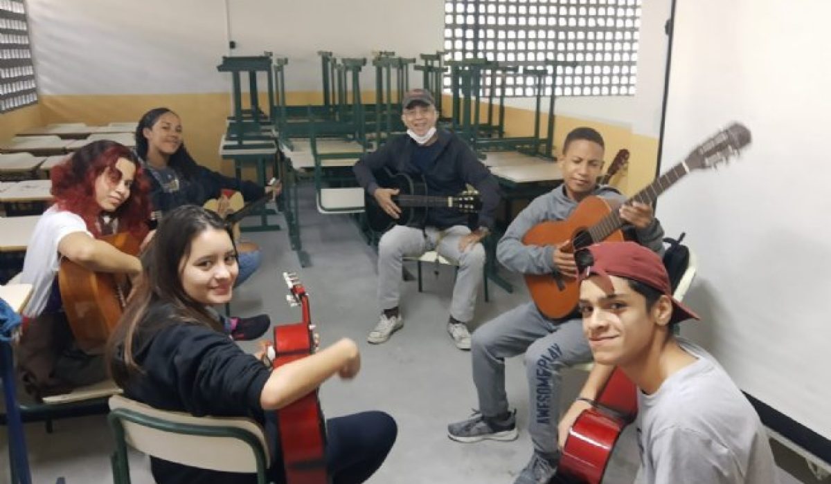 Associação Praticatatum ensina música para alunos da EM Prof.ª Nair Ribeiro de Almeida no contraturno escolar