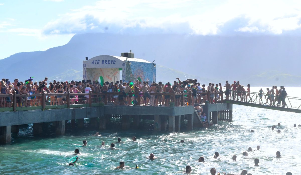 Banho da Dorotéia agita e refresca foliões de Ilhabela (4)