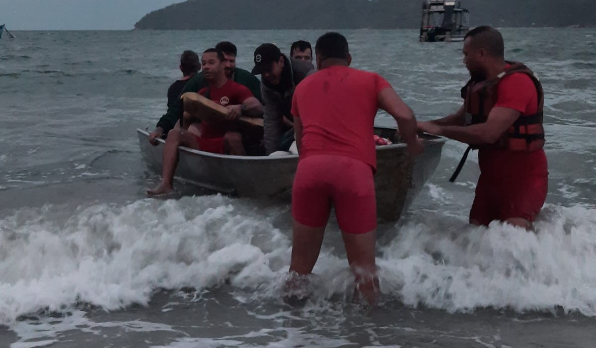 Barco com família é arrastado por ressaca e quase naufraga em Ubatuba1
