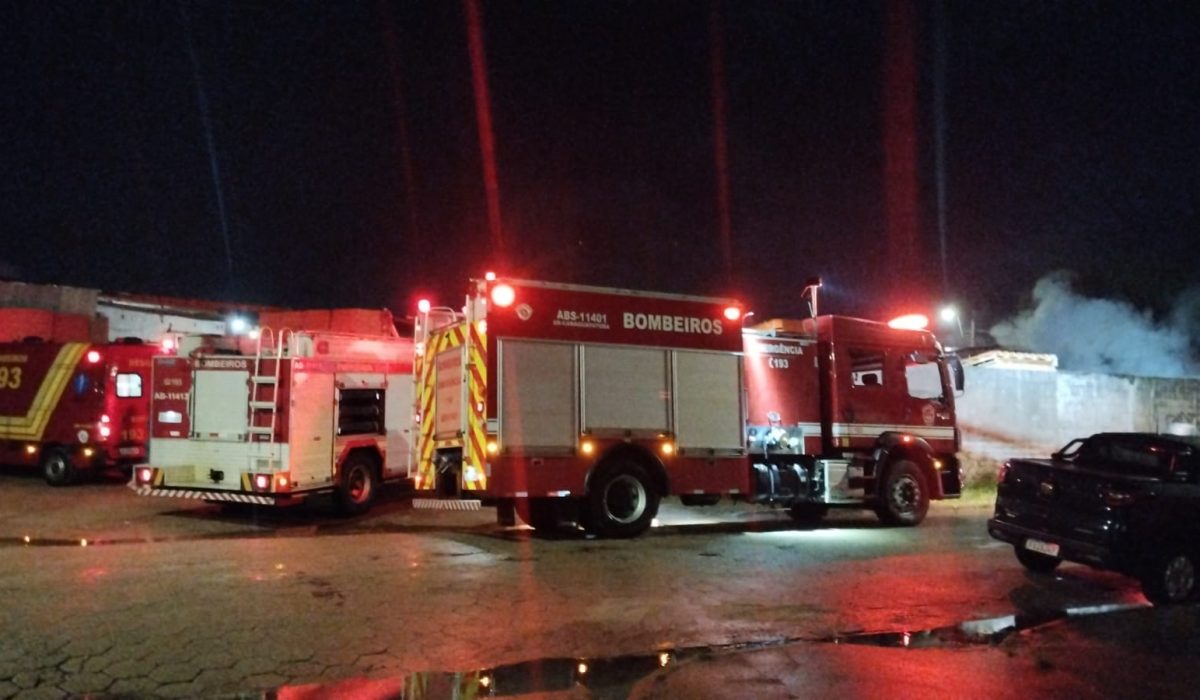 Bombeiros controlam incêndio em caminhão na Martim de Sá