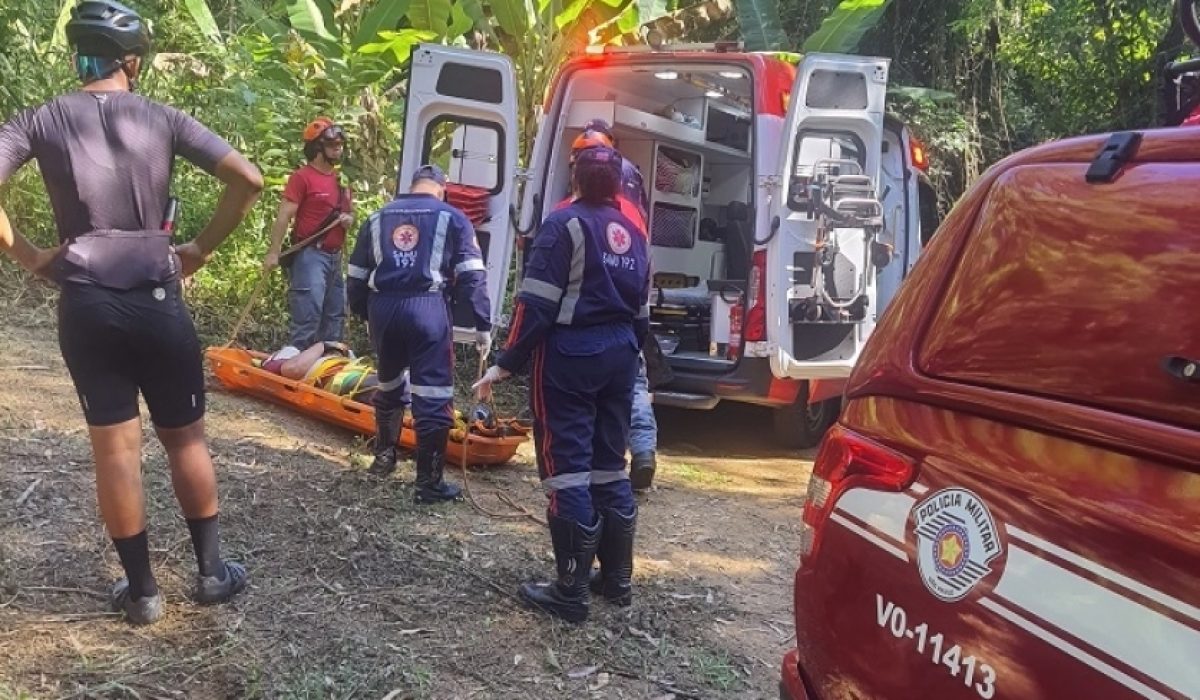 Bombeiros socorrem atleta ferido em trilha de ‘mountain bike’ em Ilhabela