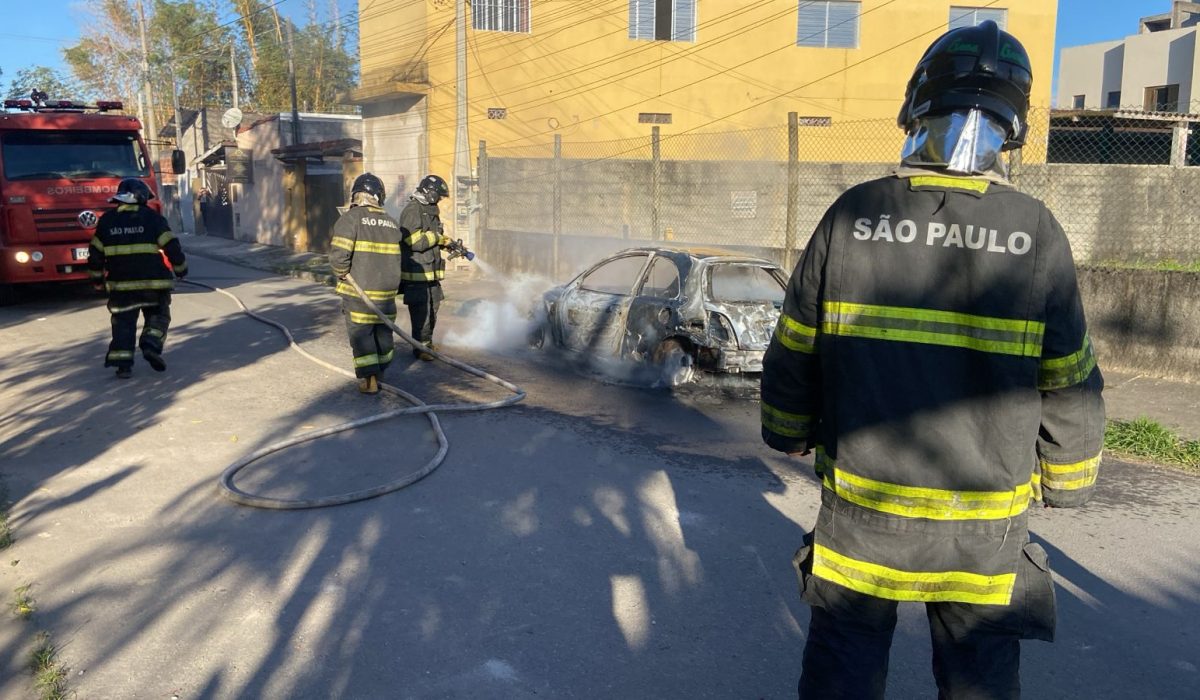 Carro é destruído por incêndio no Barranco Alto, em Caraguatatuba