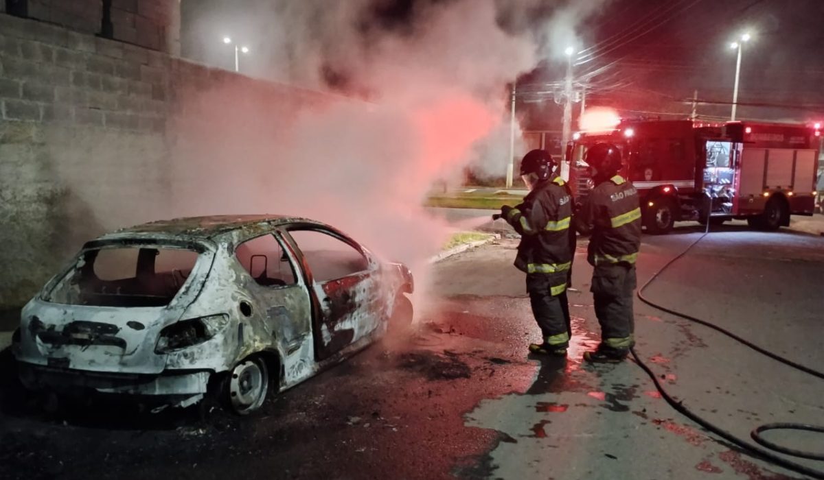 Carro pega fogo durante a madrugada no Travessão