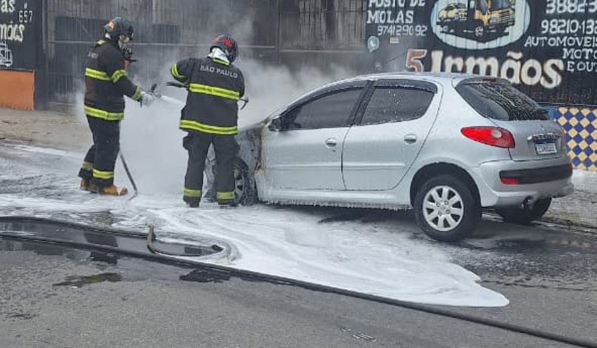 Carro pega fogo em Caraguatatuba e é controlado pelos Bombeiros