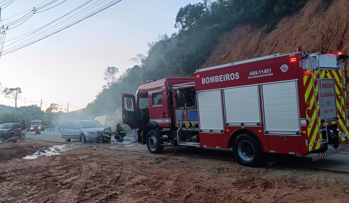 Carro pega fogo na Rodovia Rio-Santos em Caraguatatuba2