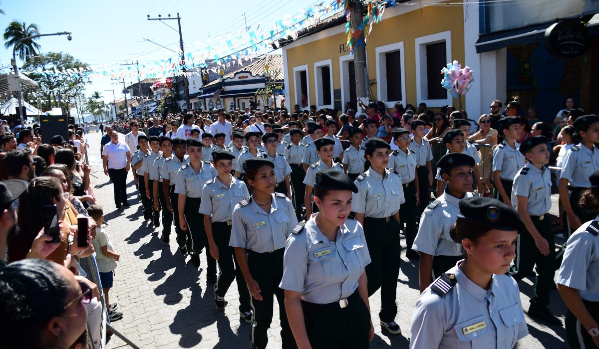 Cerca de mil estudantes participam do Desfile de 220 anos de Ilhabela (8)