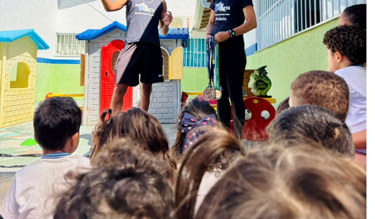 Contemplados pelo programa Bolsa-Atleta de Ilhabela inspiram alunos da Escola Antônio Marques com esporte e dedicação