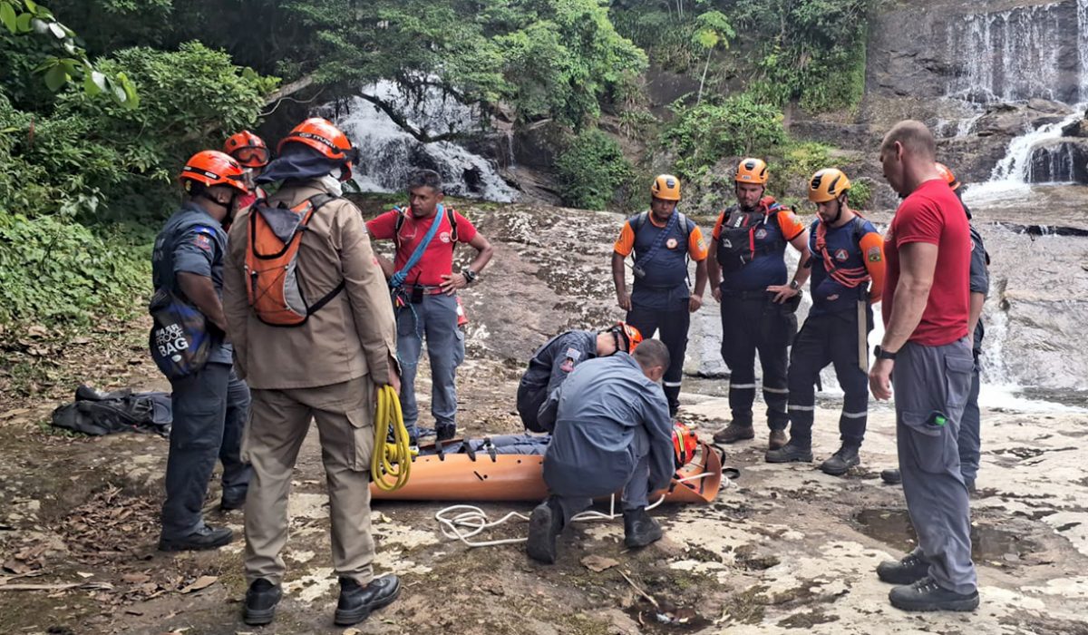 Defesa Civil de Ilhabela e Bombeiros realizam simulado de busca e salvamento na Cachoeira do Bananal (1)