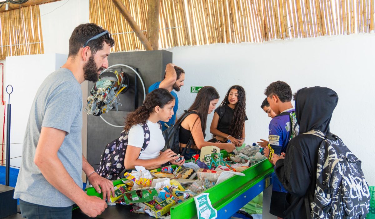 Exposição ‘Cuide-se’ transforma resíduos em arte e mobiliza Maresias para a sustentabilidade1
