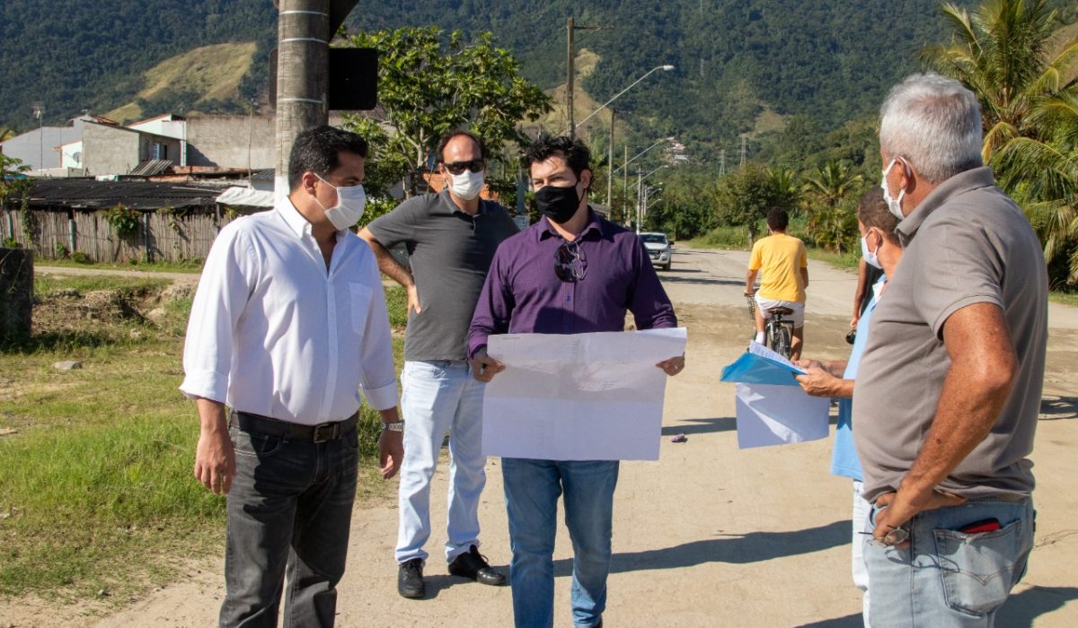 Felipe Augusto com capacete de obras (F3)