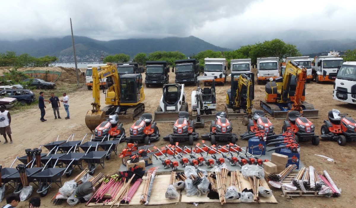 Felipe Augusto entrega nova frota e equipamentos para reforçar a limpeza urbana em São Sebastião 04