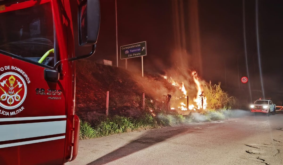 Fogo atinge área de vegetação na Rodovia dos Tamoios em Caraguatatuba3