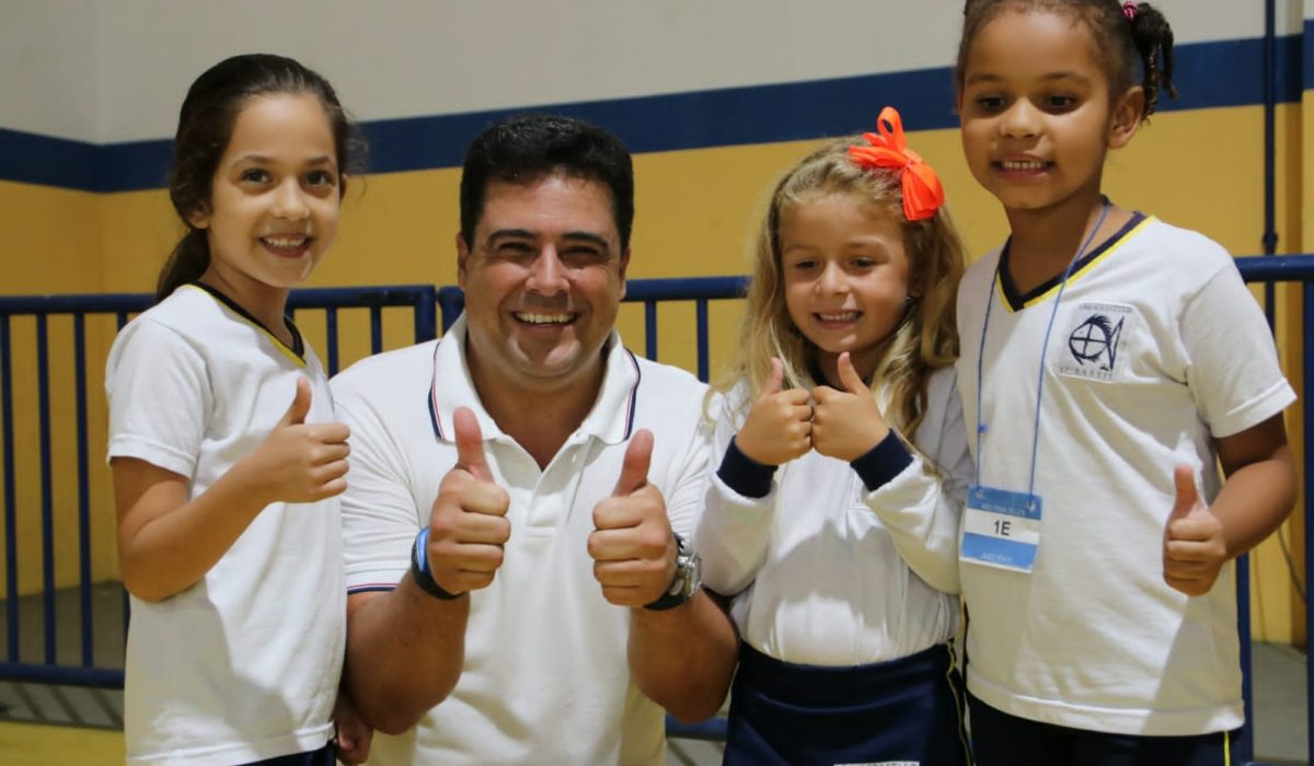 Foto do prefeito no lançamento Na Onda da Leitura