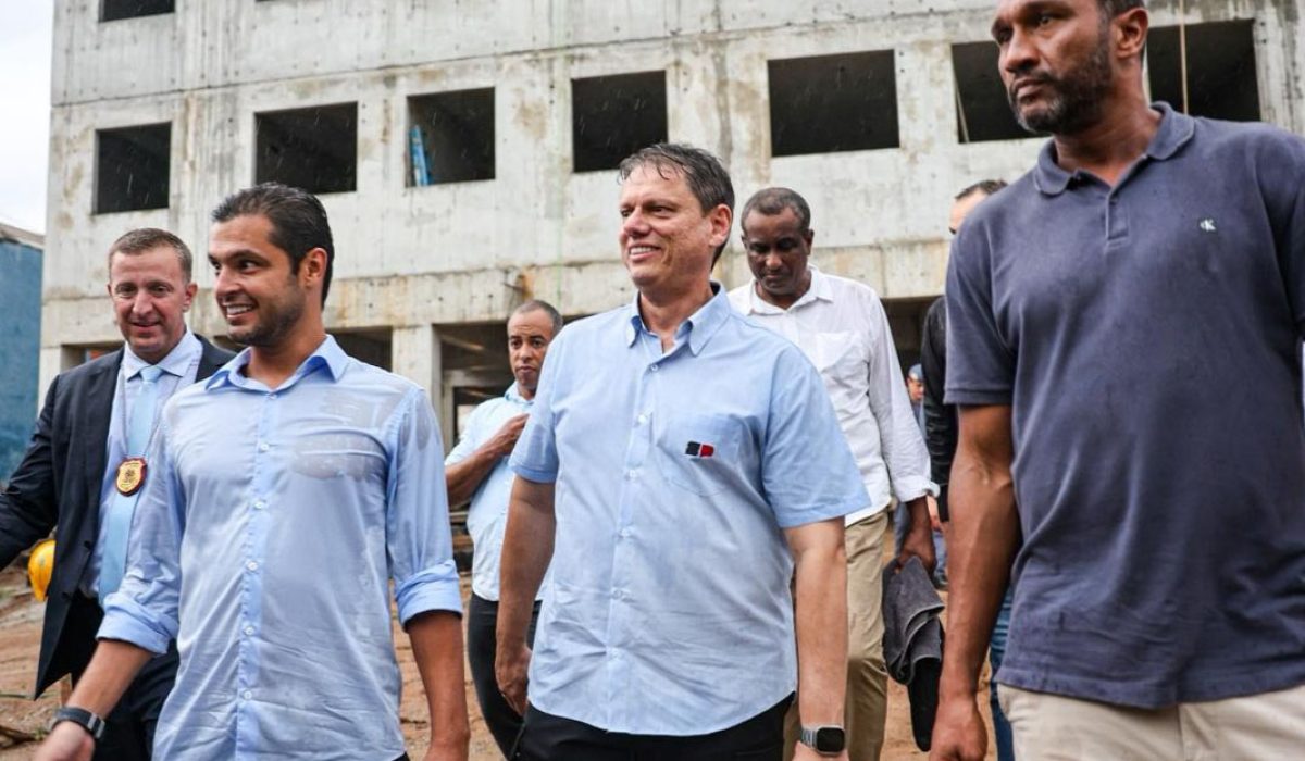 Governador Tarcísio de Freitas vistoria obras habitacionais da CDHU na Topolândia e reforça investimentos estaduais em São Sebastião