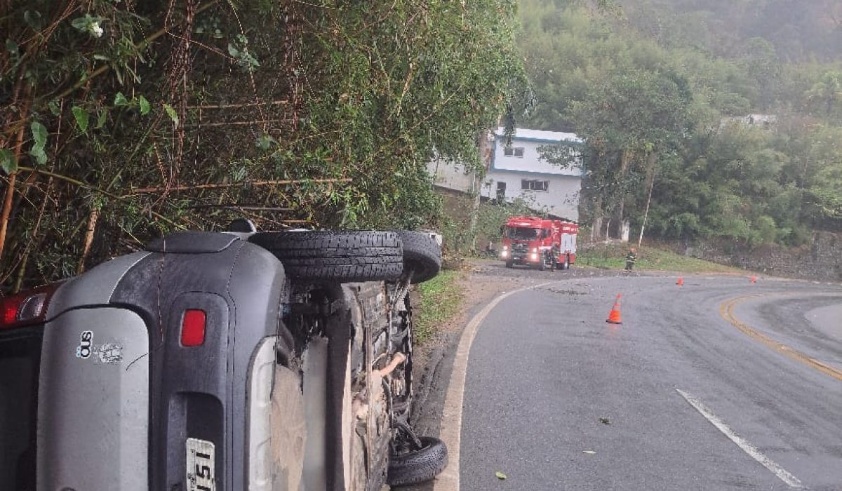 Grávida é levada ao hospital após capotamento na SP-55 em Caraguatatuba1 Grávida é levada ao hospital após capotamento na SP-55 em Caraguatatuba1
