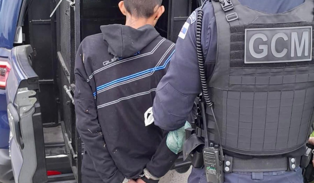 Homem é preso por tráfico de drogas próximo a escola municipal em Caraguatatuba