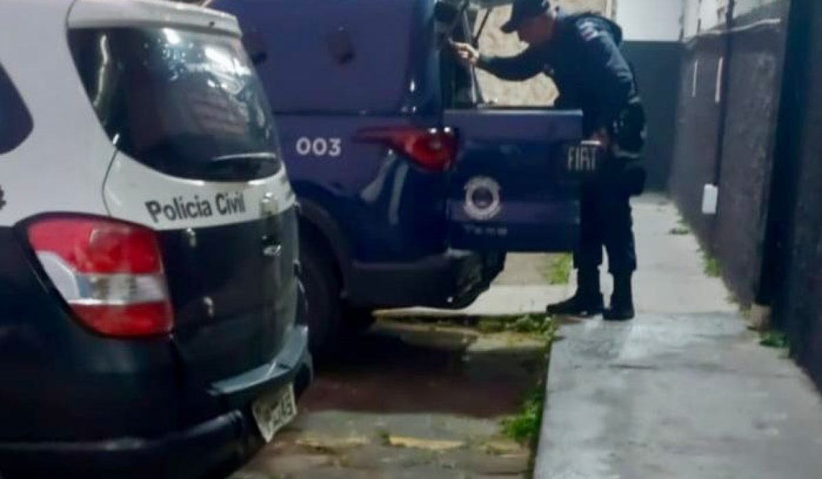 Homem tenta se livrar de drogas ao ver viatura e acaba preso