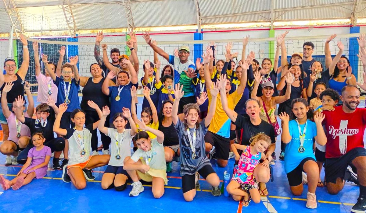 Ilhabela fecha a temporada das escolinhas com festival de vôlei e quadra cheia