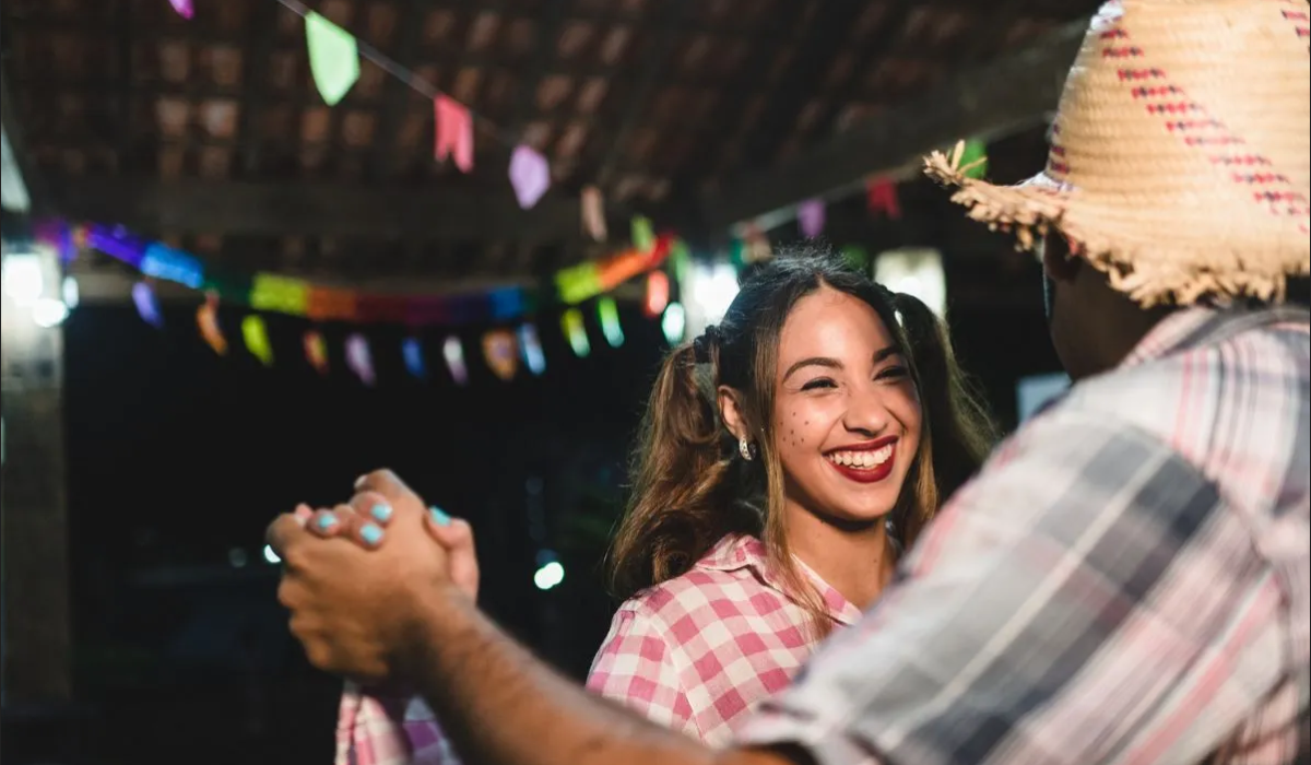 Ilhabela homenageia culturas nordestina e caiçara na Grande Festa Junina do projeto “1 Pé na Areia, 2 no Forró”