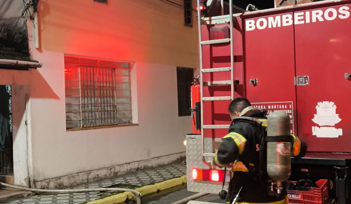 Incêndio atinge ateliê no Centro de Ubatuba e bombeiros evitam tragédia maior1