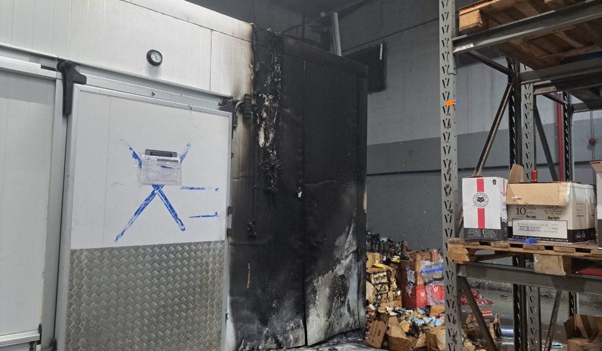Incêndio atinge estoque de supermercado em Caraguatatuba durante a madrugada2