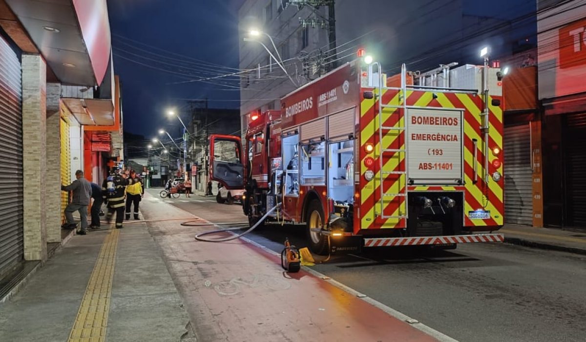 Incêndio atinge pastelaria no Centro de Caraguatatuba1