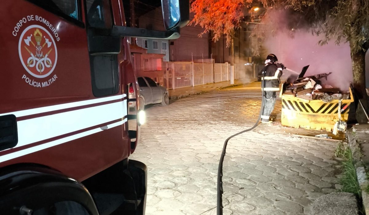 Incêndio em caçamba de entulho assusta moradores no bairro Umuarama