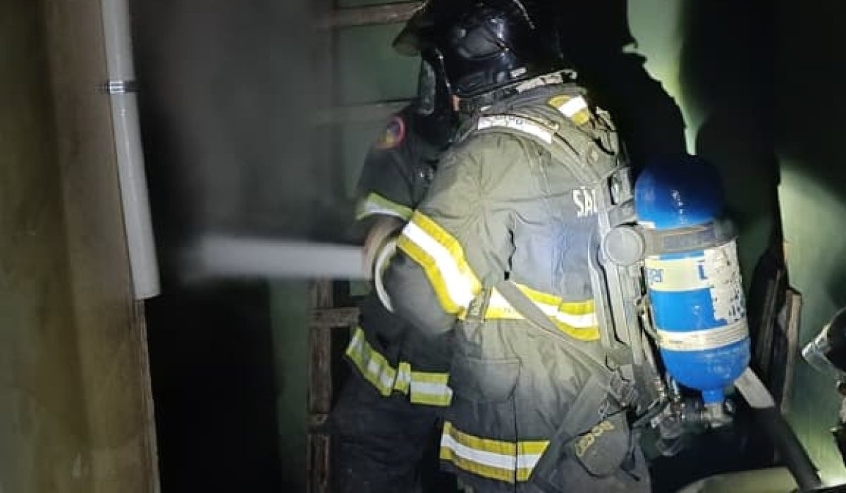 Incêndio em residência assusta moradores do Porto Novo, em Caraguatatuba1