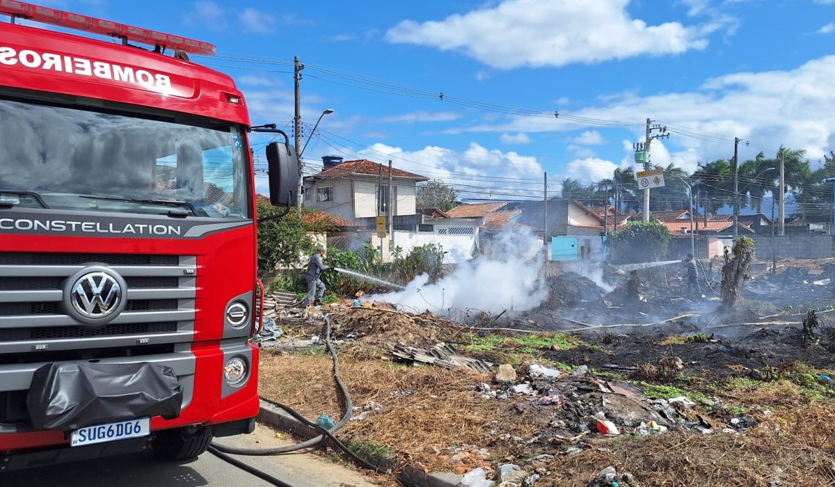 Incêndio em terreno ao lado de escola cancela aulas em Caraguatatuba1