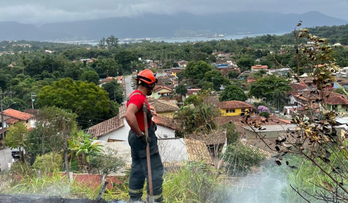 Incêndio em vegetação atinge área de 4 mil metros quadrados em Ilhabela1