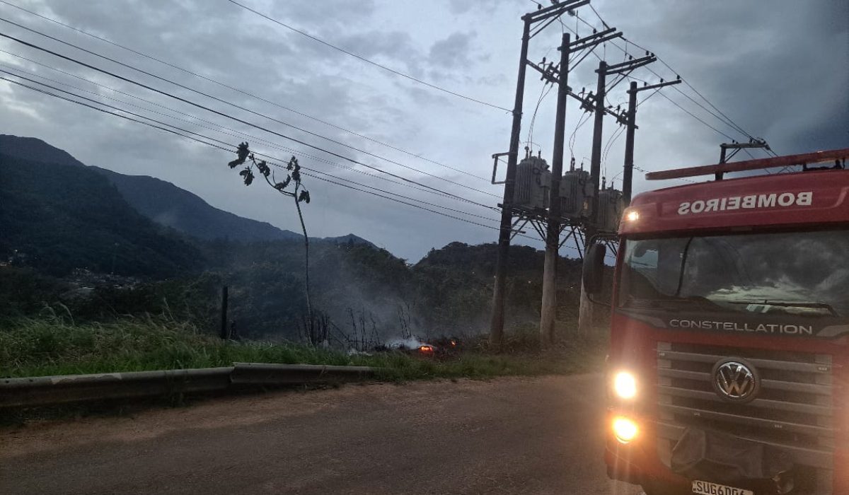 Incêndio em vegetação no bairro Olaria mobiliza Corpo de Bombeiros em Caraguatatuba1